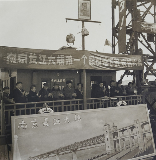 1960年1月，南京长江大桥桥墩钢围笼成功下水