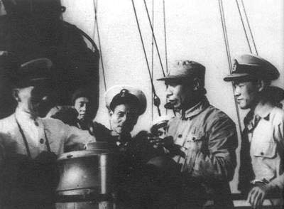 解放军第八兵团司令陈士榘（右二）在林遵（右一）陪同下参观“永绥号”舰
