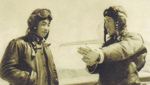 韩德彩（左）和长机张牛科研究战术