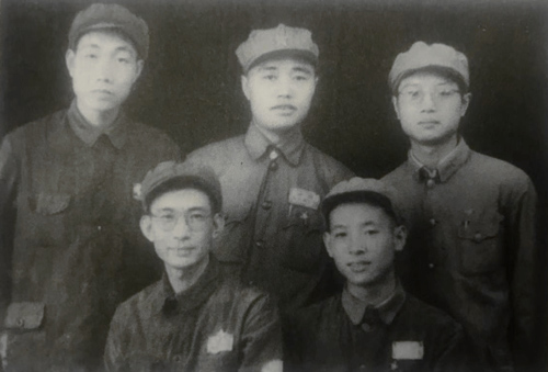 1949年5月，李廉（前排左一）与新华日报资料室同志合影