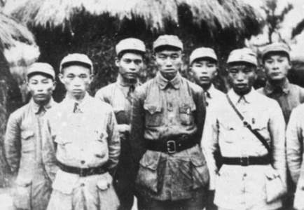 1939年，王必成（前排左一）与二团部分干部合照