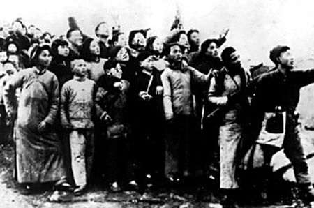 1943年春节，战地服务团在六合县八百桥镇演出