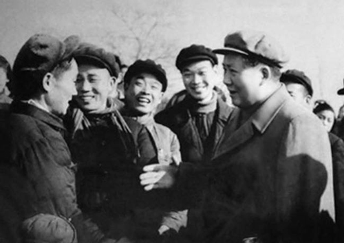 1956年1月11日，毛泽东在南京郊区尧辰乡视察。