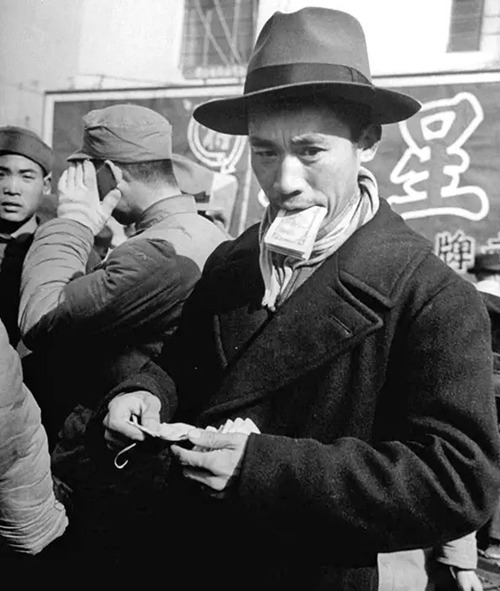 1949年初，南京街头数钱的中年男子