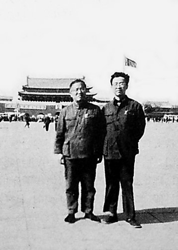 1978年4月，王强华（右）与到北京修改《实践》稿的胡福明（左）