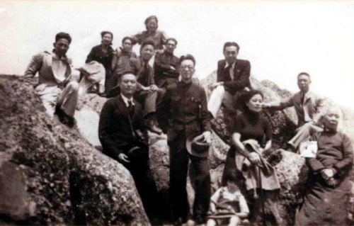 1936年春，张曙、常任侠等人与田汉一家人在南京燕子矶合影，后排右起：田汉、张曙，前排左一为常任侠.jpg