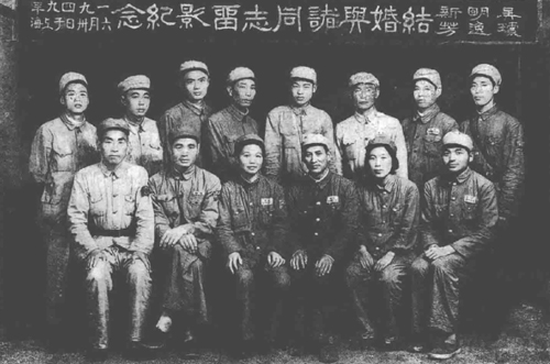 1949年，琚逸芳与吴明新（前排中）在上海军管会工作时结婚。图为他们与战友们的合影.jpg