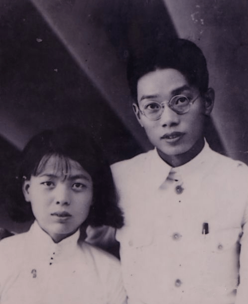 1939年8月，王静娥与黄清宇结婚前夕，在松口合影。.png