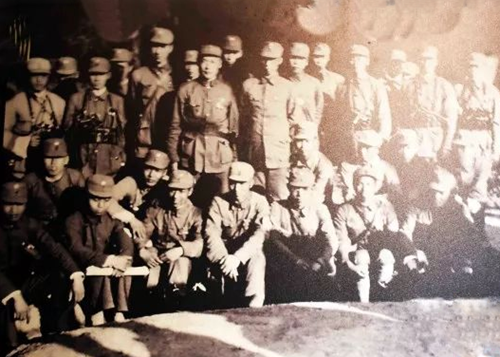 黄桥决战前，陈毅、管文尉（第一排站立者中间），与新四军指战员合影.png