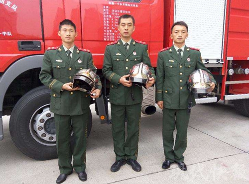 实施关阀的3名消防官兵，从左往右依次为丁良浩、赵杰、罗忠臣.jpg