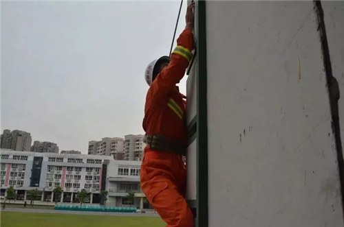 丁良浩正在练习攀登项目（来源：南京文明网）.jpg