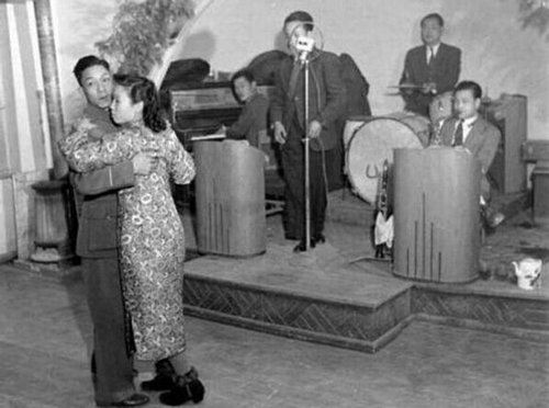 吏治腐败是国民党政府覆亡的重要原因之一。1948年11月，淮海战役在即，而国民党军官却依然是歌照唱、舞照跳.jpg
