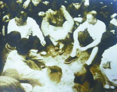 1958年5月，惠浴宇（左一回首者）带头响应中央《关于干部参加体力劳动的决定》，来到南京大学建设工地参加义务劳动，劳动之余和师生们席地而坐，无拘无束地交谈。.jpg