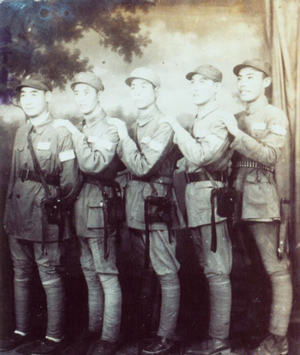 1949年5月解放上海后，时任指导员的艾奇（右一）与党支部“一班人”合影.jpg