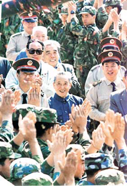 宣讲团在南京军区某坦克训练基地受到官兵热烈欢迎（练红宁-耿联-摄）.jpg