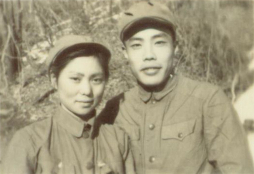 艾奇与妻子刘禄曾相识于朝鲜战场.jpg