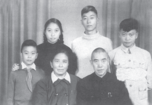1950年初期，汪维恒与家人合影.png