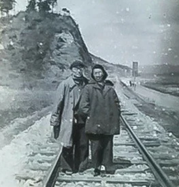 1953年，潘田和爱人周兰（志愿军医生）在朝鲜前线.png