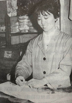 20世纪70年代，张霓在人民商场针织品部柜台服务.jpg