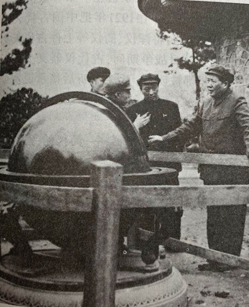 毛泽东在紫金山天文台视察，讲解者为李元.jpg