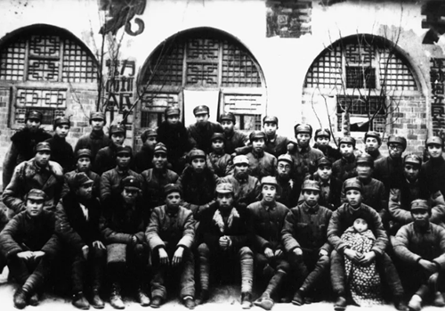 1938年刘亚生（前左四）与战友在延安的合影.png