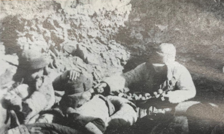 战斗间隙，南京的志愿军战士在坑道中休整（图自《南京抗美援朝运动》）.jpg