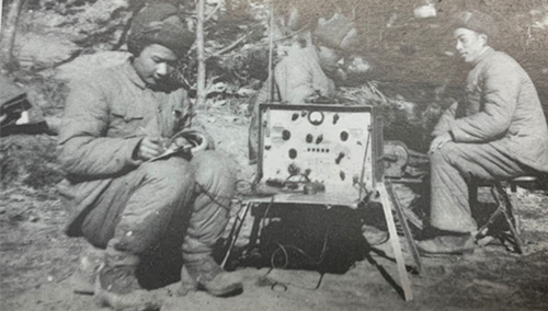 南京的志愿军报务员与战友们在朝鲜战场收发报.jpg