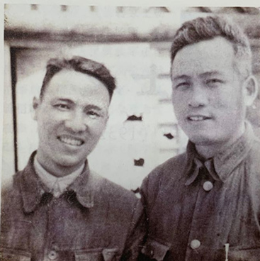 1945年6月13日，王范（右）奉命离开延安，此前，他与当年被囚禁在南京国民党监狱的狱友陈坦合影.jpg