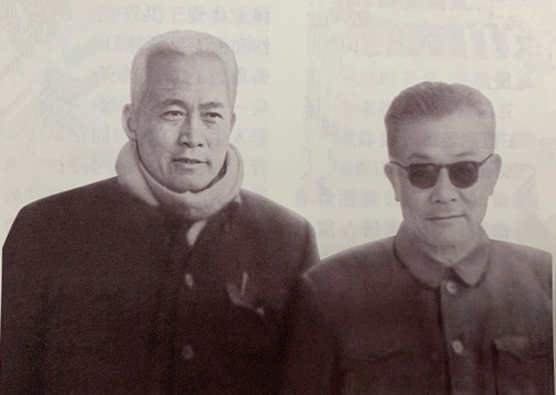 1960年，王范（左）探望李克农时合影.jpg