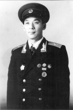1955年，解放军第一次授军衔时，李剑锋的礼服照片。.jpg