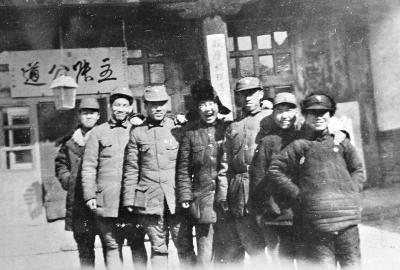 约1940年代初，山西沁源，吴清华（中）与战友合影.jpg