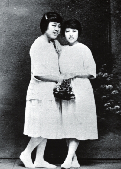 图为王剑虹（右）和丁玲在上海大学期间的合影.jpg
