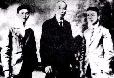 姚佐唐（左）、王荷波（中）、罗章龙（右）1924年在苏联参加共产国际第五次代表大会时的合影.jpg