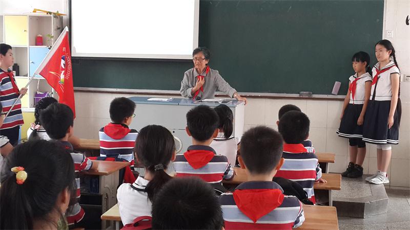 孙以智给孩子们讲孙津川烈士故事.jpg