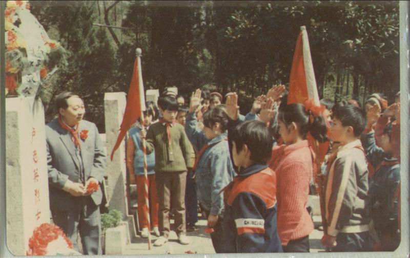 卢大容参加烈士中队活动.jpg