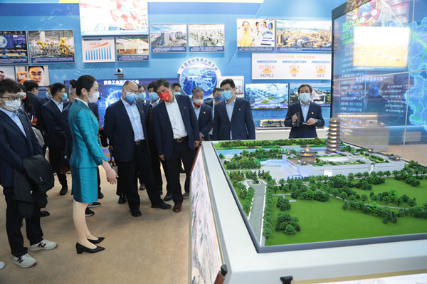 085A9626观众驻足观看大运河长图电子展示屏和大运河博物馆模型_副本.jpg