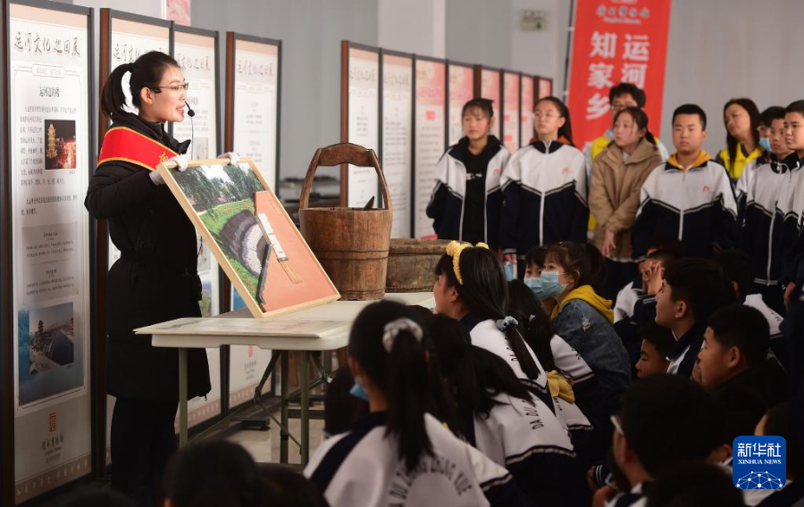 2020年10月21日，在河北沧州青县大杜庄中学，讲解员为学生讲解运河沧州段谢家坝的构造。河北沧州博物馆“运河文化校园巡回展”活动先后走进9所大中小学，旨在让学生对京杭大运河及运河文化有更多认识和了解。新华社记者 王民 摄