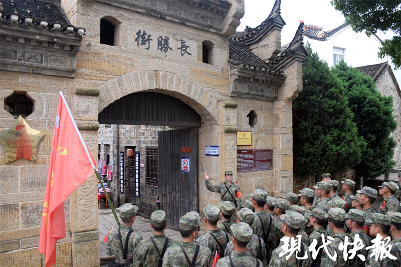 陆军工程大学学员理论骨干为学员实地讲授“长胜街”红色故事.jpg
