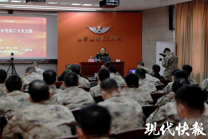 “星火”理论宣讲服务政治教员郭幼茂为陆军边防某旅宣讲党的二十大精神.jpg
