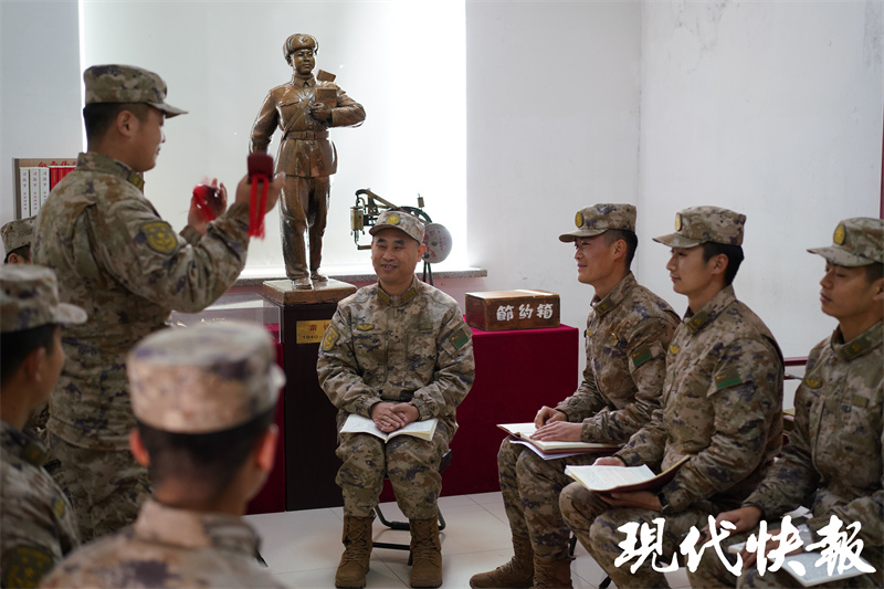 张伟在工兵某旅为官兵进行二十大精神宣讲与“雷锋班”座谈.jpg