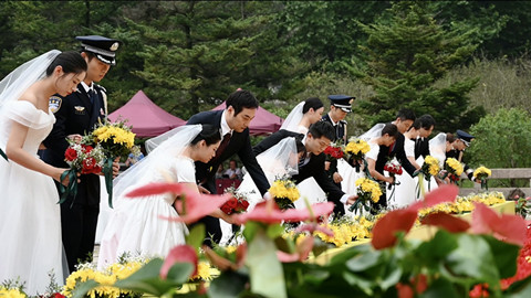 第十个烈士纪念日前夕，南京50对新婚夫妇向雨花英烈献花