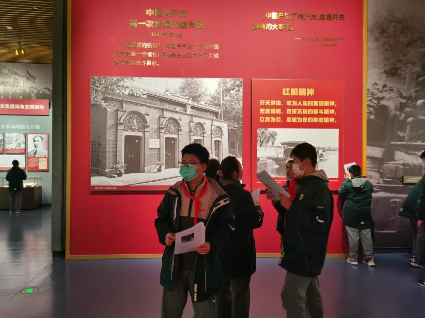 学生在博物馆内开展自主探究式合作学习.jpg