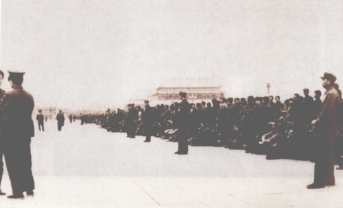 天安门广场上等待参加茅盾追悼会的人群