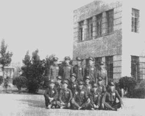 1950年5月，基于雷达研究所成立的“中国人民解放军军华东军区航空处电讯大队”干部合影