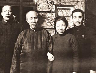 1946年11月19日，周恩来夫妇和李维汉（左一）离宁前与留守梅园新村的董必武（左二）合影