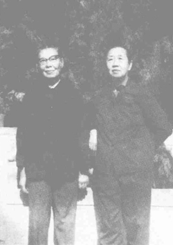 关露（左）与妹妹胡绣枫
