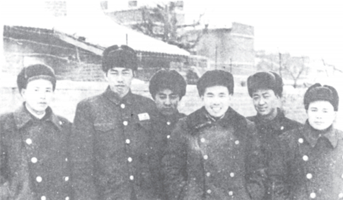 空军第四师领导干部合影。左起：副参谋长潘云山、师长方子翼、副师长袁彬、政委李世安、政治部主任谢锡玉、参谋长王香雄。